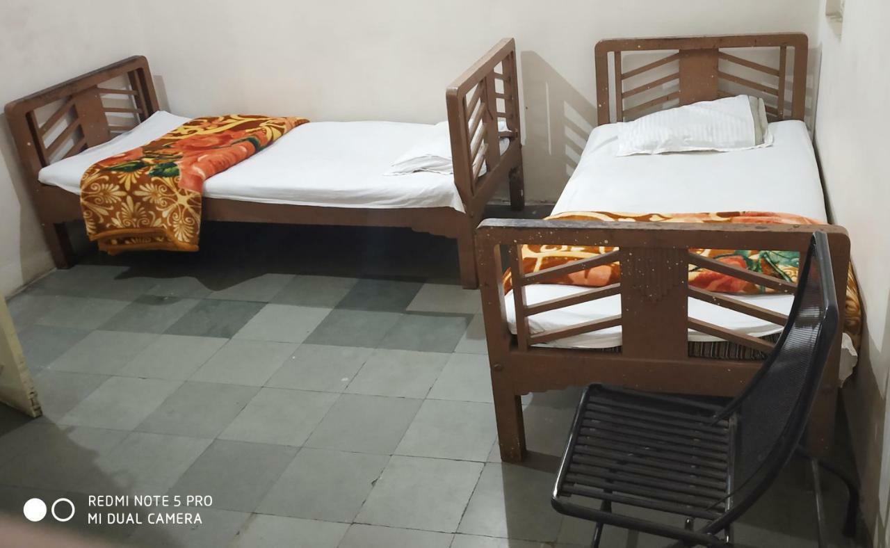 Hotel Uttam Nivas Αχμπανταμπάντ Εξωτερικό φωτογραφία